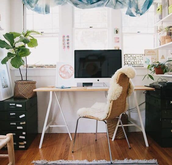 un bureau boheme avec rideaux hippie