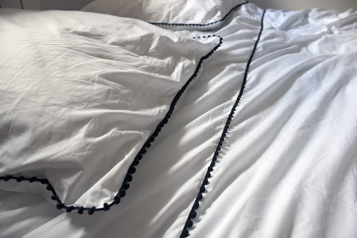 linge de lit blanc a pompons noirs la compagnie du blanc - J’ai testé pour vous le linge de lit blanc avec La Compagnie du Blanc
