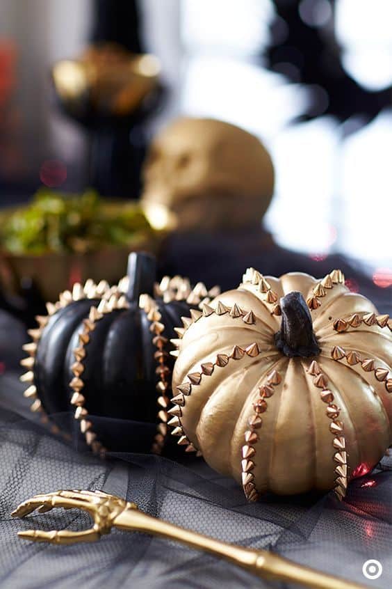 decorer une citrouille dhalloween avec des clous et pique - 15 DIY originaux pour décorer la citrouille d'Halloween