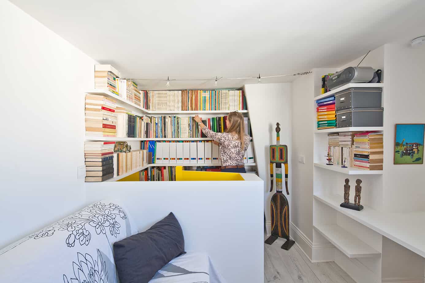Visite d'un appartement Archibien à Paris bibliotheque bureau archibien © Jonathan Letoublon Architecte Antonin Ziegler via Archibien 20 - Visite d'un appartement Archibien à Paris