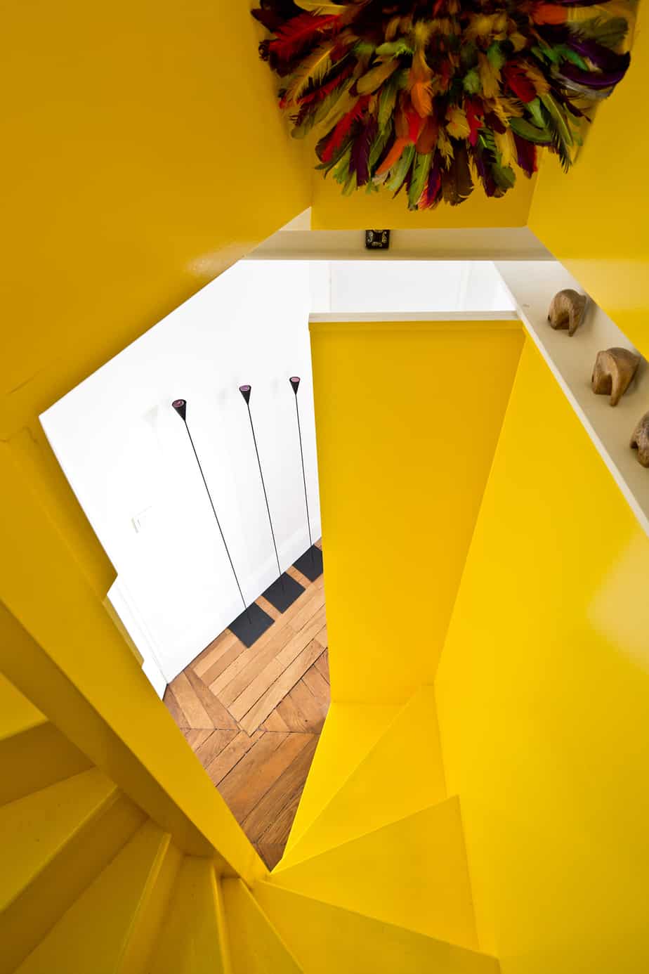 Visite d'un appartement Archibien à Paris escalier jaune et design visite dun appartement parisien© Jonathan Letoublon Architecte Antonin Ziegler via Archibien 17 - Visite d'un appartement Archibien à Paris