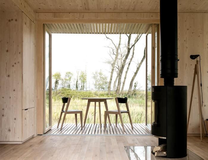 maison écologique en bois avec poêle