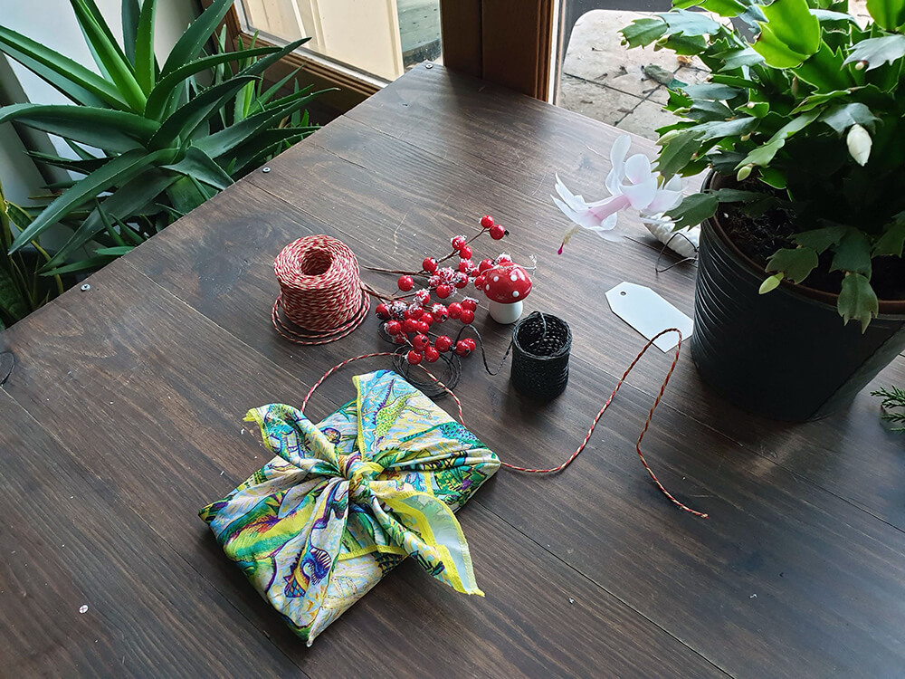 Emballage cadeau zéro déchet avec un foulard furoshiki - 7 idées d'emballage cadeau zéro déchet faciles à reproduire