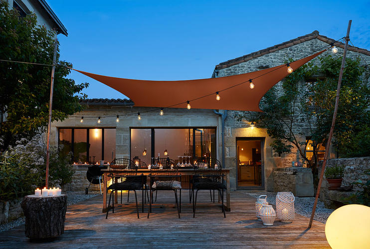 terrasse moderne avec voile dombrage  - Éclairer son extérieur en vue des barbecues d'été !