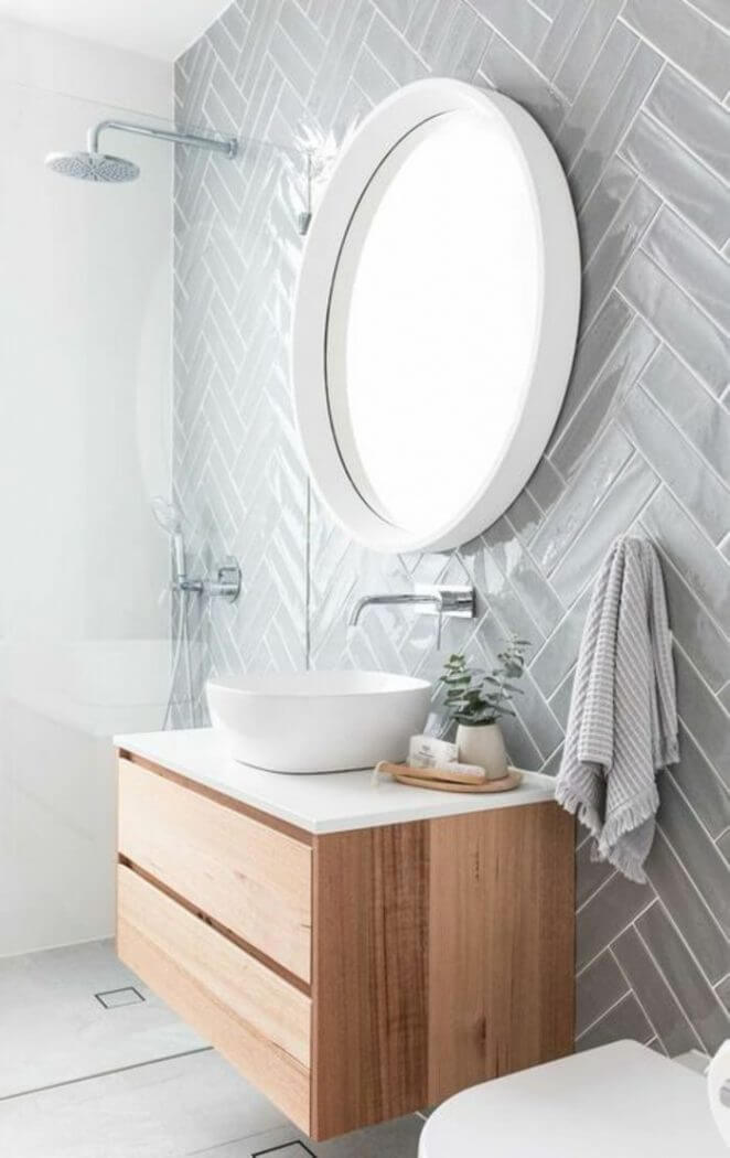 salle de bain moderne avec meuble de rangement sous bois  - Comment optimiser le rangement dans la salle de bain ?