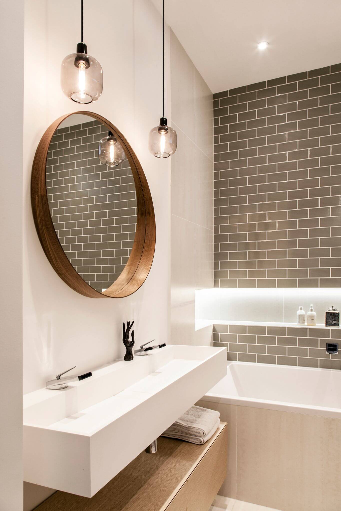 une salle de bain design en bois et couleurs naturelles  - Comment optimiser le rangement dans la salle de bain ?