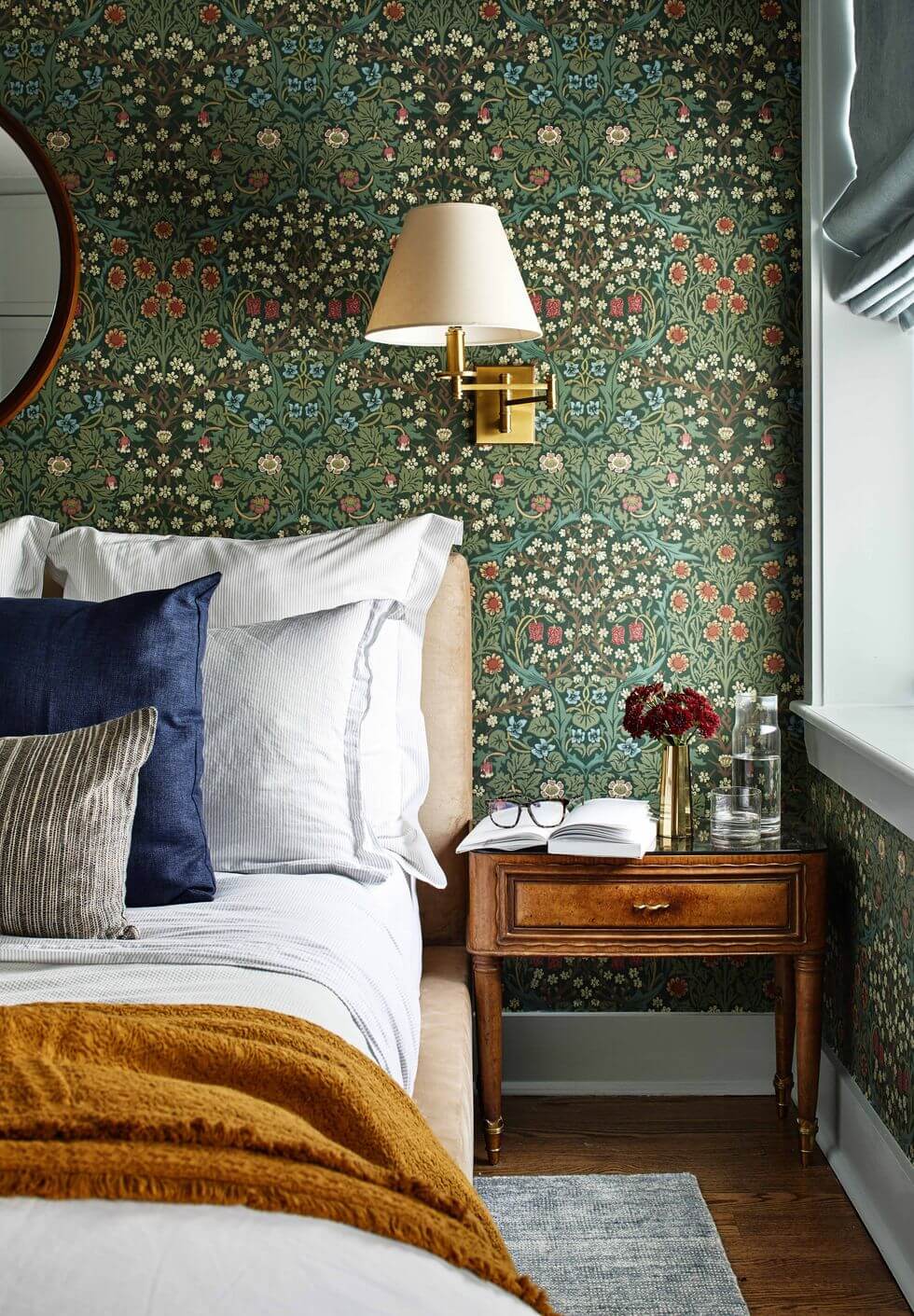 papier peint vert motifs floraux et vintage dans une chambre  - Quel papier peint pour la chambre d’adulte ?