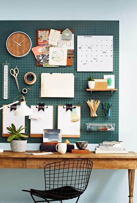 bureau avec pegboard vert et chaise en acier  - Comment aménager un coin bureau efficace à la maison ?