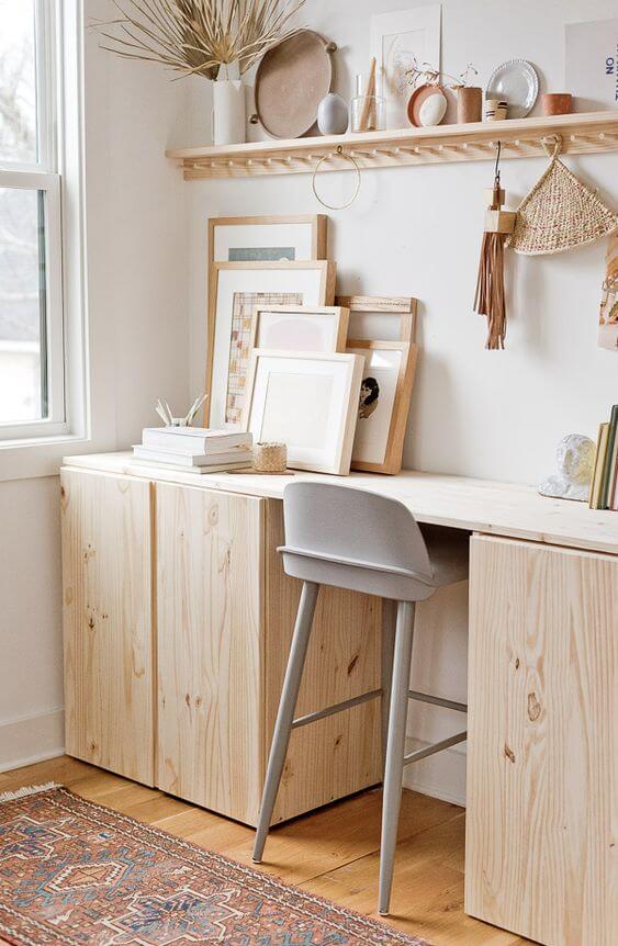 bureau bois atelier avec etagere  - Comment aménager un coin bureau efficace à la maison ?