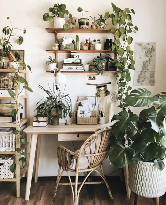 bureau bois avec plante et deco boheme  - Comment aménager un coin bureau efficace à la maison ?