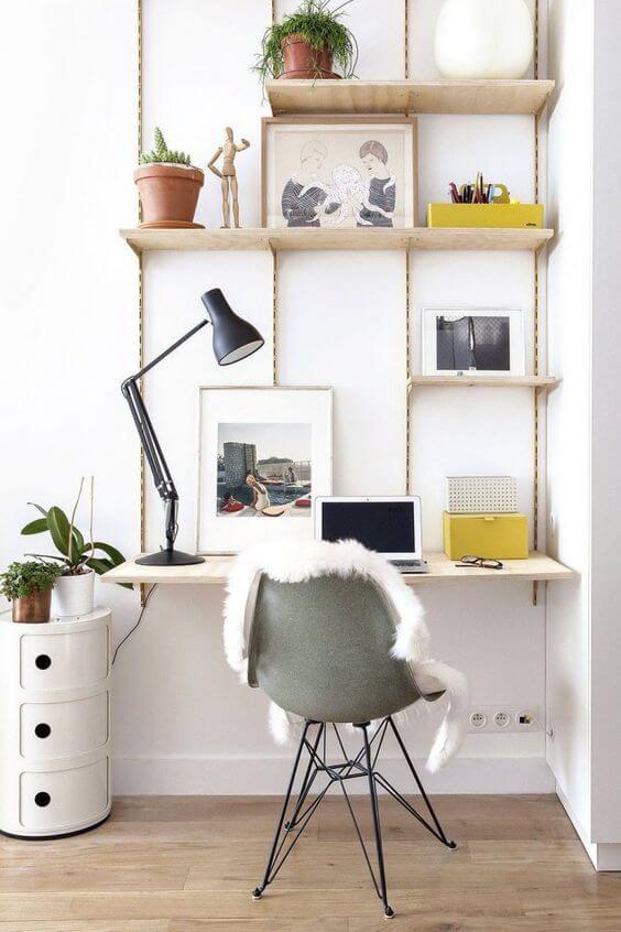 bureau bois face mur blanc avec lampe noire