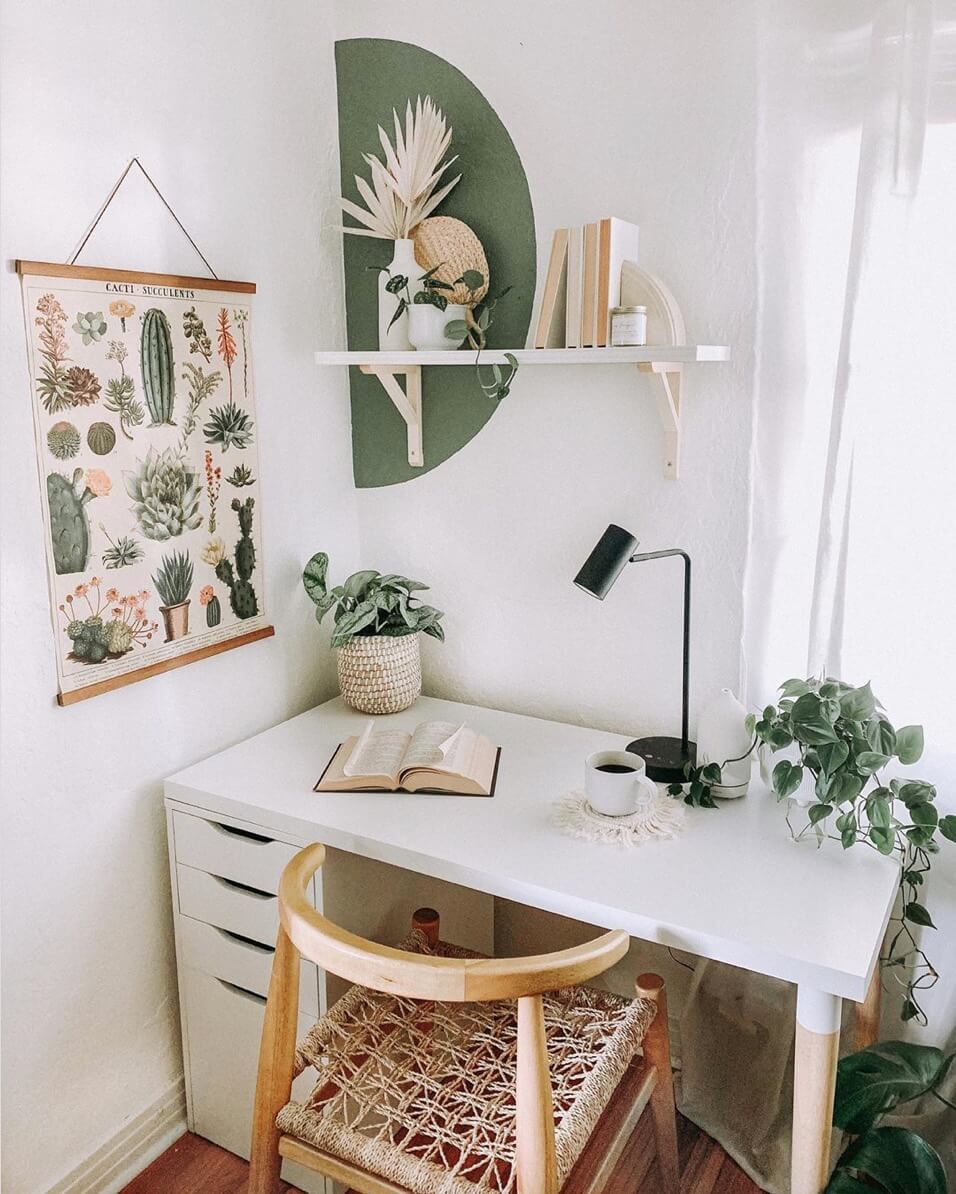 bureau cozy avec deco verte et blanche - Comment aménager un coin bureau efficace à la maison ?