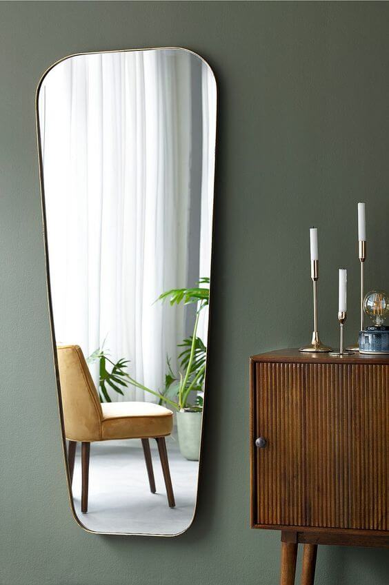 miroir biseaute sur mur vert kaki - Tendances meubles et décoration 2021 : le grand décryptage