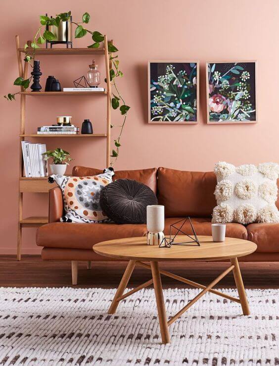 salon sofa cuir fauteuil table bois etagere couleurs chaudes - Tendances meubles et décoration 2021 : le grand décryptage