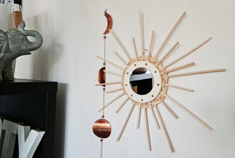 DIY déco : donner vie à des miroirs en rotin