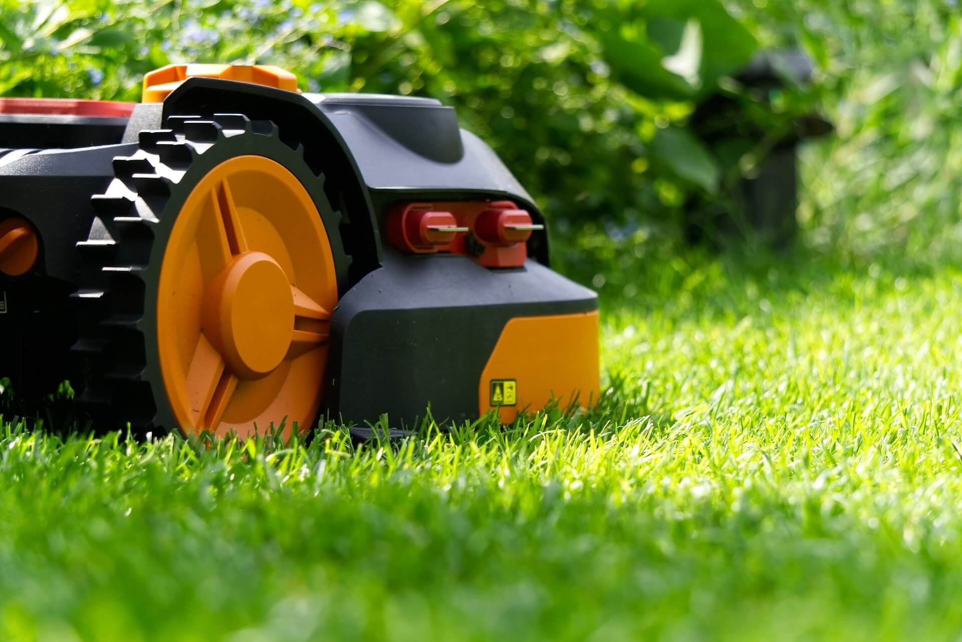 robot mower 3403793 1920 2 - Comment aménager et préparer son jardin à l'arrivée du printemps