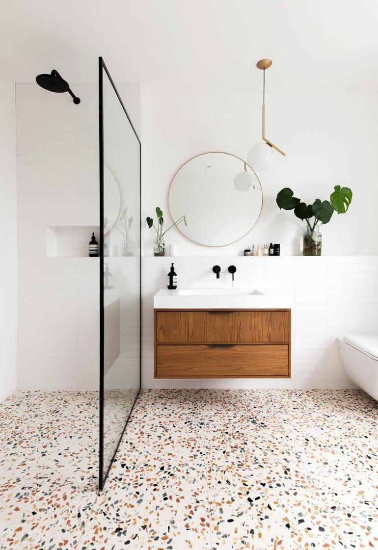 salle de bain moderne avec douche et sol terrazzo  - Douche ou baignoire, faire un choix pour la salle de bain