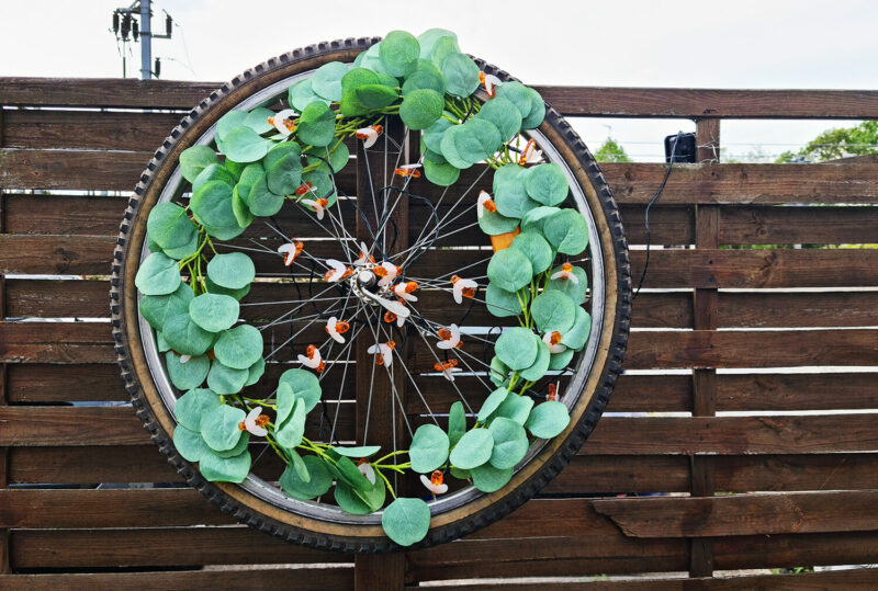 DIY extérieur : fabriquer une décoration de jardin avec une roue de vélo