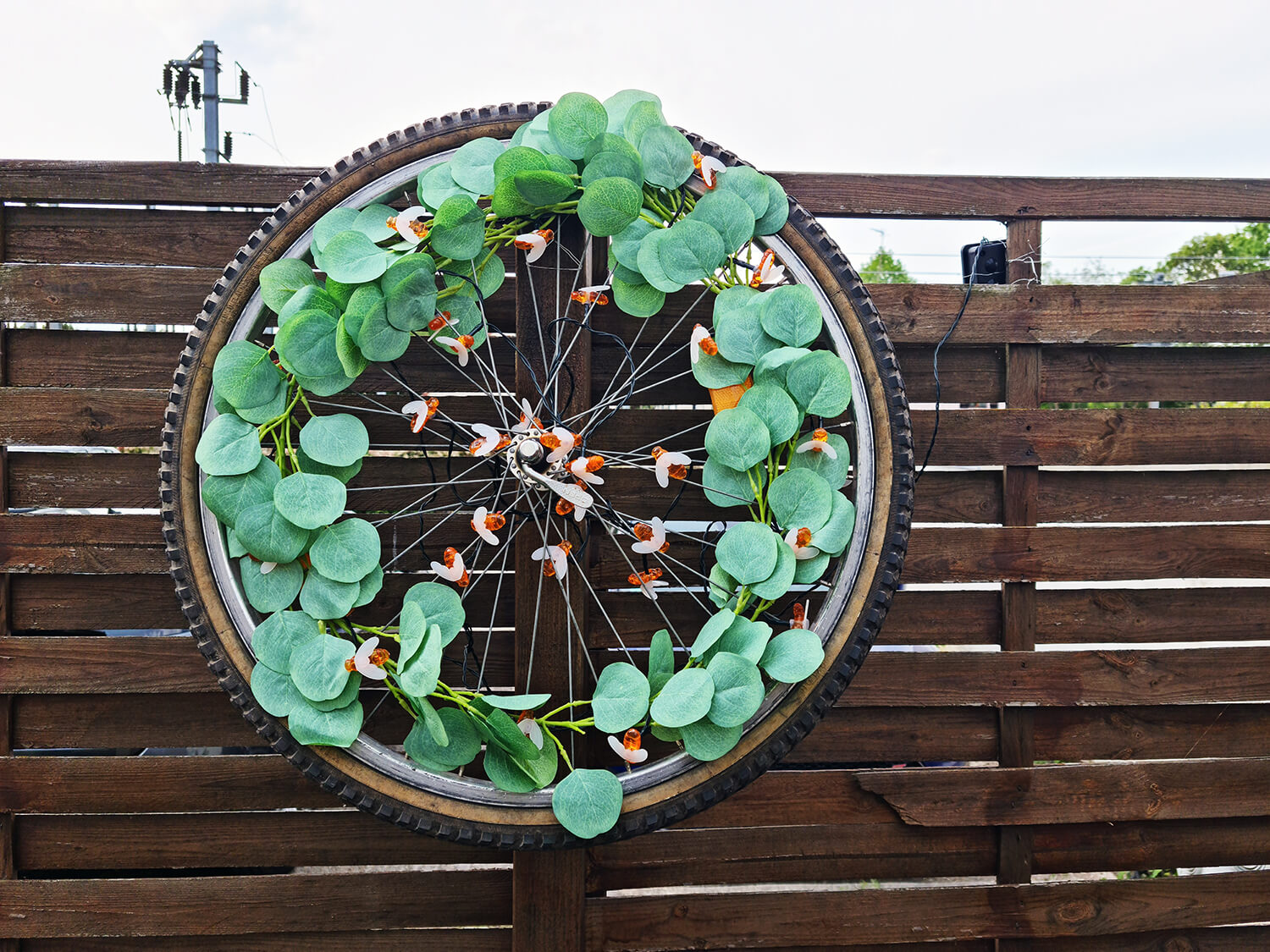 DIY extérieur : fabriquer une décoration de jardin avec une roue de vélo