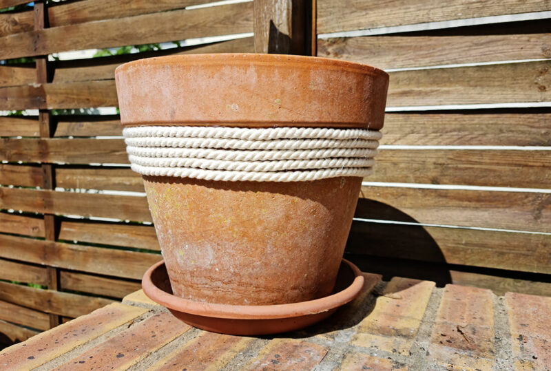 DIY jardin : ajouter de la douceur sur un pot de fleurs avec une corde