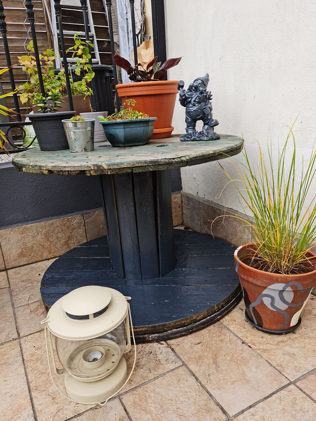 DIY jardin : transformation d'un touret en bois avec de la peinture