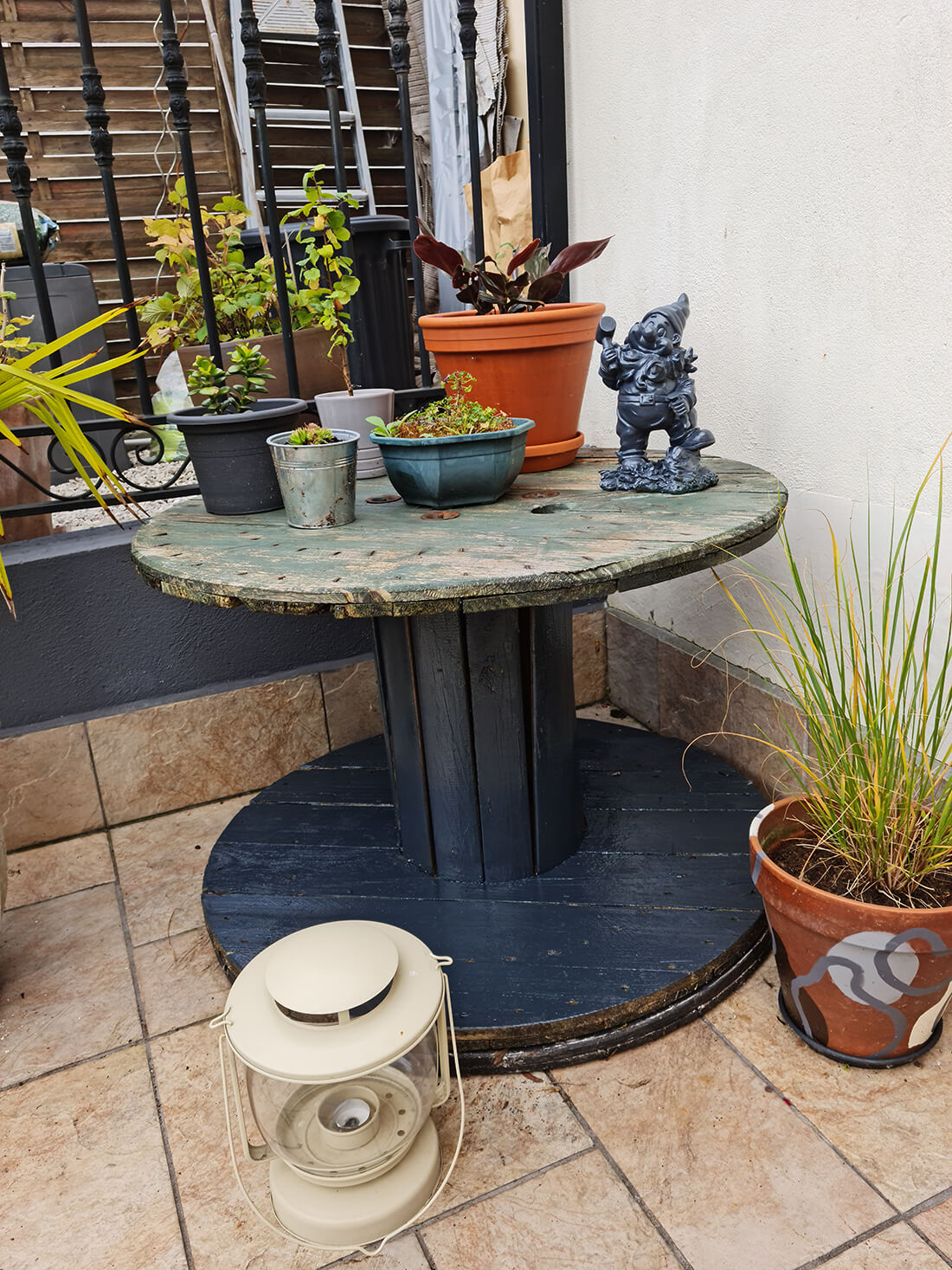 DIY jardin : transformation d'un touret en bois avec de la peinture
