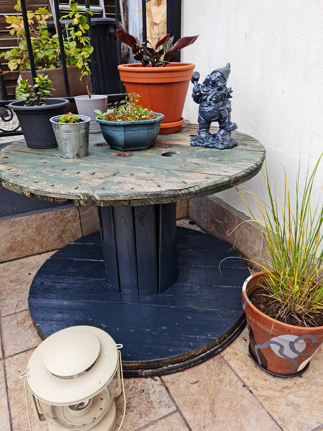 DIY jardin : transformation d'un touret en bois avec de la peinture