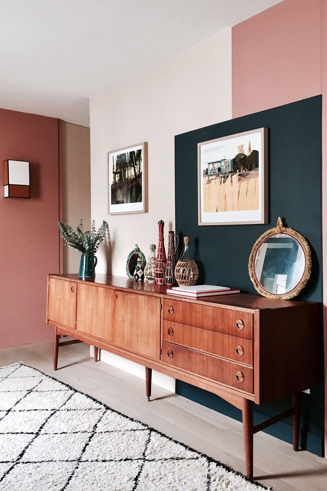 Salon avec buffet vintage en bois et decoration des murs multicolore  - Comment réussir la décoration des murs ?