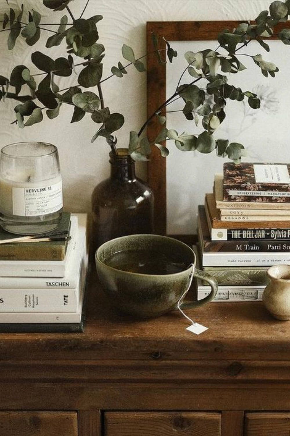 meuble en bois ancien avec livre tasse et objet de deco artisanaux  - La nouvelle résolution déco : créer une ambiance où l’on se sent bien