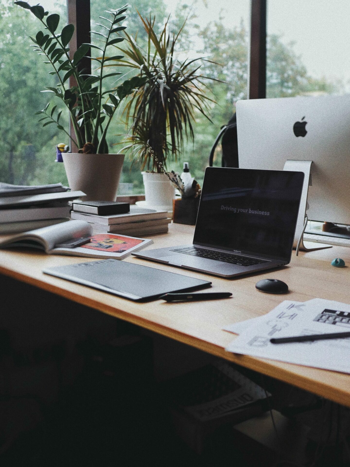 Un bureau en bois face avec une fenêtre