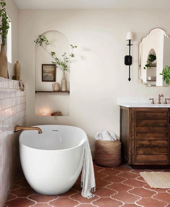Une salle de bain au sol terracotta tres reposante  - La nouvelle résolution déco : créer une ambiance où l’on se sent bien