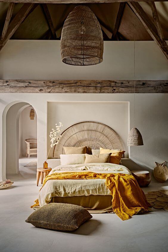 Une chambre design avec grande hauteur sous plafond et charpente apparente 2 - Comment aménager une décoration de chambre apaisante et confortable ?