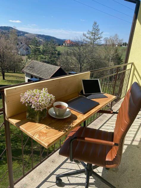 bureau de jardin prefabrique installe sur un balcon 2 - Le bureau de jardin préfabriqué : l'extension idéale pour travailler à domicile