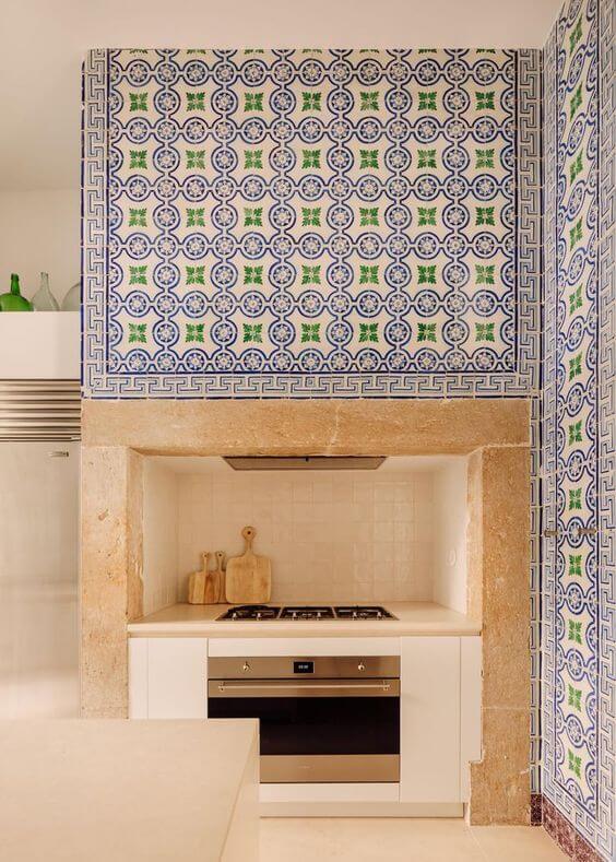 cuisine avec zulejo 2 - L’azulejo, le trésor décoratif du Portugal