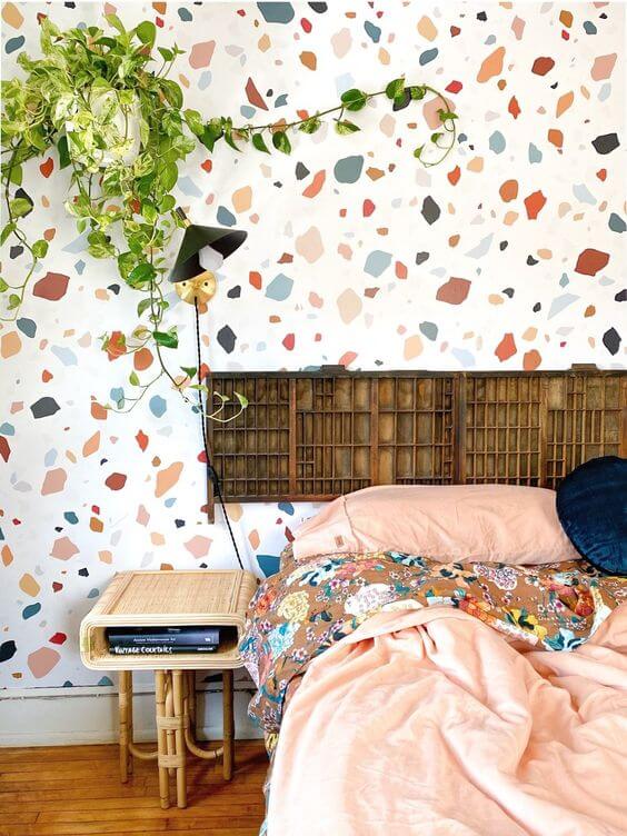 une chambre boheme avec un mur papier peint terrazzo 2 - Comment aménager une décoration de chambre apaisante et confortable ?