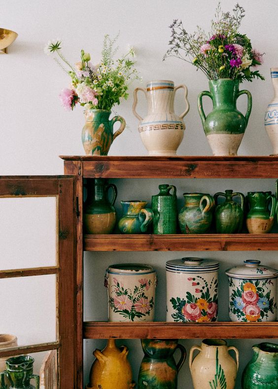 meuble ancien avec ceramique a motif dans cuisine decoration portugaise - La décoration portugaise : une ode à la simplicité